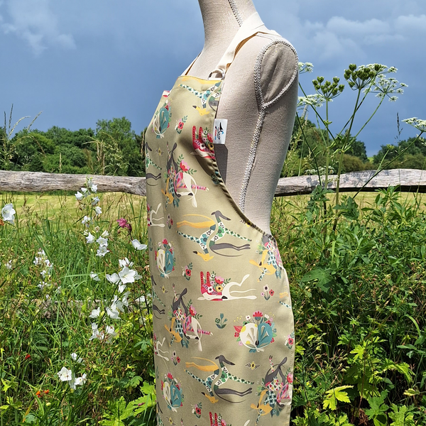 The close-up side view of a Bloomin' Hounds apron by Rollerdog